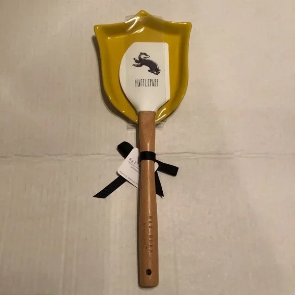NWT Harry Potter X Rae Dunn Limited Edition Hufflepuff Spatula/Spoon Rest - Picture 1 of 5